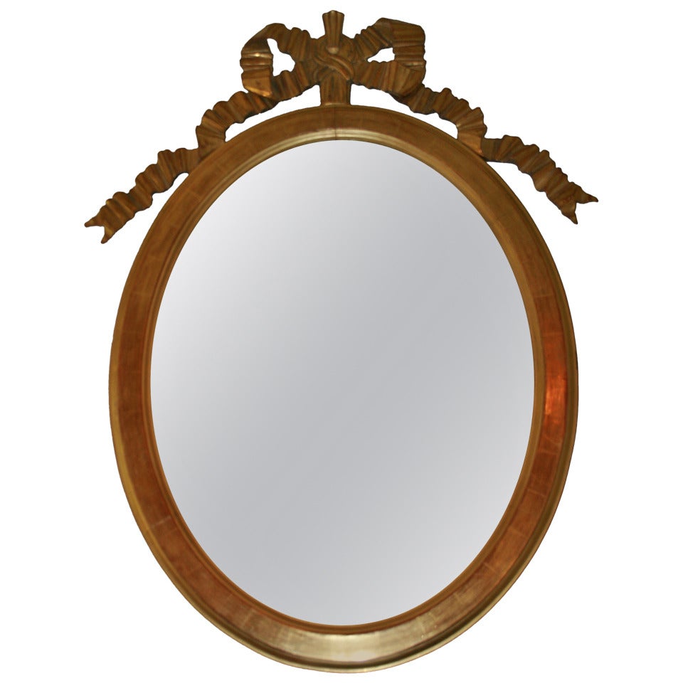 Miroir ovale en bois doré encadré en vente