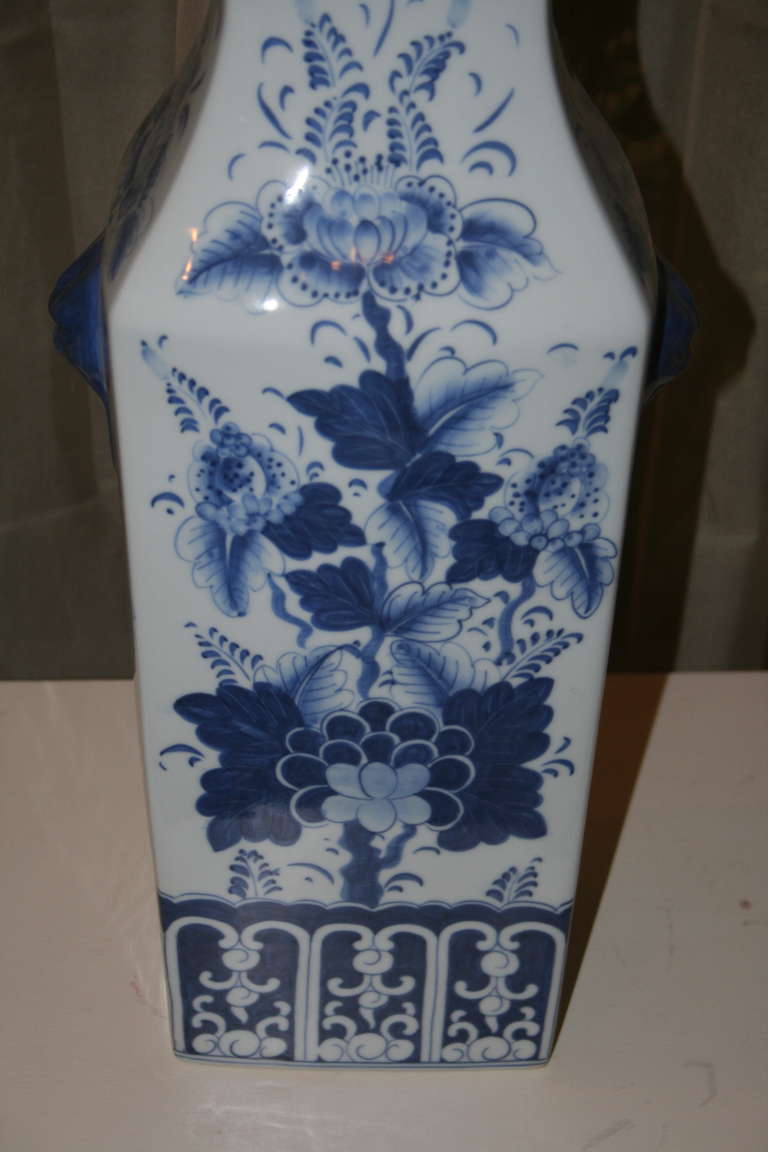 Square Chinese Export Blue and White Lidded Jar In Excellent Condition For Sale In Palm Beach, FL
