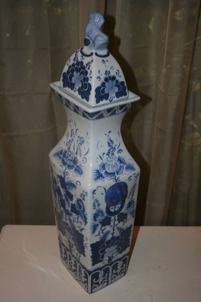 Qing Square Chinese Export Blue and White Lidded Jar For Sale