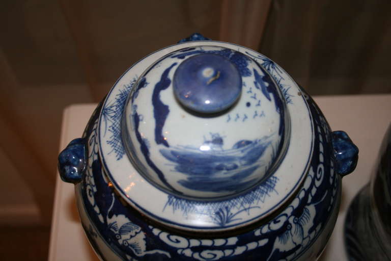 Pair of Blue and White Matched Chinese Export Lidded Jars In Good Condition In Palm Beach, FL