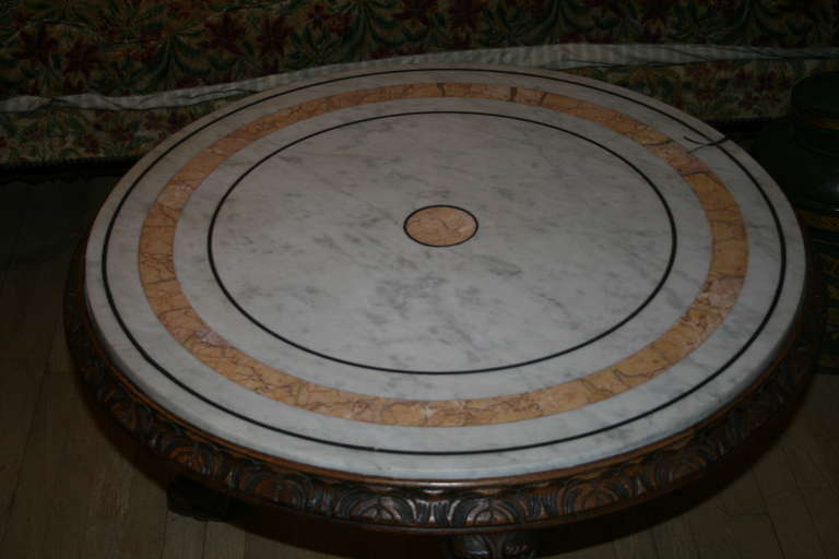 Anglais Table tripode lion Monopodia en chêne avec plateau en marbre en vente
