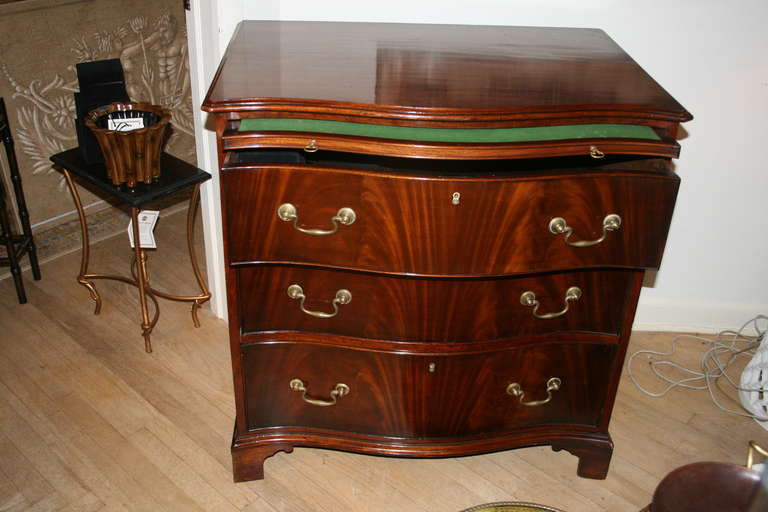 Well-figured George III serpentine-fronted chest of drawers with baize-lined slide