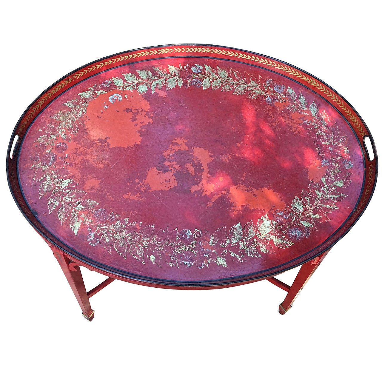 Ovaler Empire-Tabletttisch aus rotem Zinn mit vergoldetem Paket im Angebot