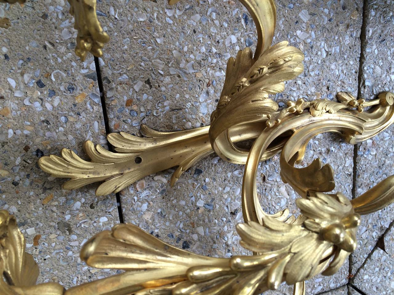 Set von zwei exquisiten französischen Bronzeapplikationen im Stil Louis XV. (Vergoldet) im Angebot