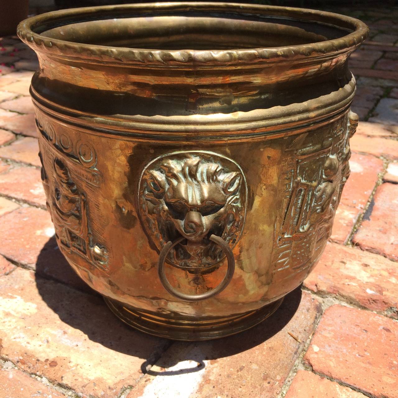 Jolie jardinière en laiton du 19ème siècle de la marque H.W. Collection Keil, Broadway, Angleterre, motifs figuratifs martelés bien détaillés et poignées à masque de lion montées sur le côté.