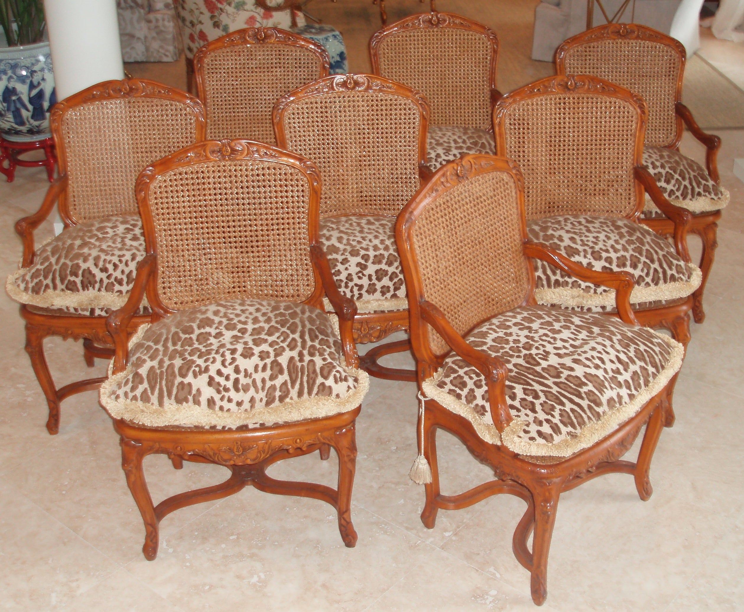 Ensemble de huit fauteuils de style Louis XV