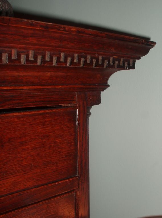 Bellissima cassettiera in Wood Oak del periodo George III, con tre cassetti pieni e due cassetti piccoli in cima a tre cassetti pieni, tutti con maniglie in ottone e serrature con chiave, 

Cornice con modanatura a dentelli a chiave greca