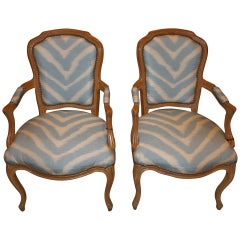 Élégante paire de fauteuils de style Louis XV en chêne recouverts d'un tissu bleu et crème