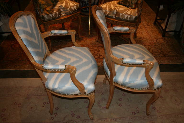 French Elegant Pair of Louis XV Style Oak Fauteuils in Blue and Cream Upholstery For Sale