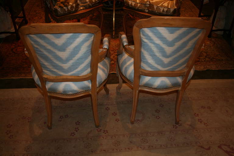 Elegant Pair of Louis XV Style Oak Fauteuils in Blue and Cream Upholstery In Good Condition For Sale In Palm Beach, FL