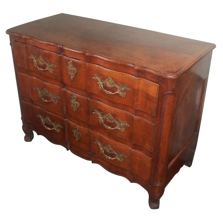 Commode en noyer sculpté