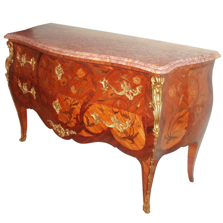 Commode de style Louis XV montée en bronze doré en vente