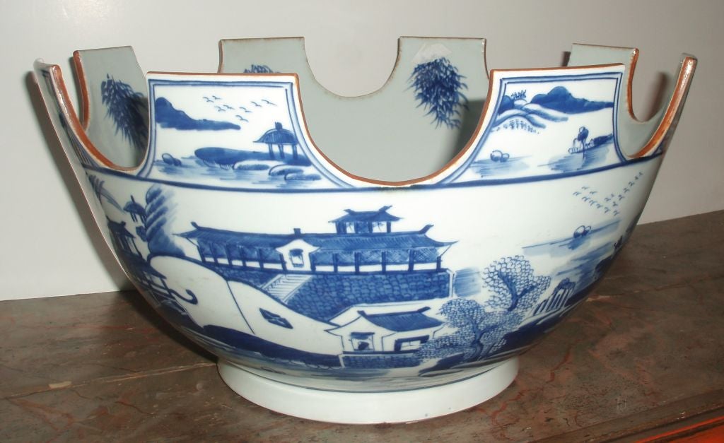 Blue & White Chinese Monteith Bowl In Excellent Condition In Palm Beach, FL