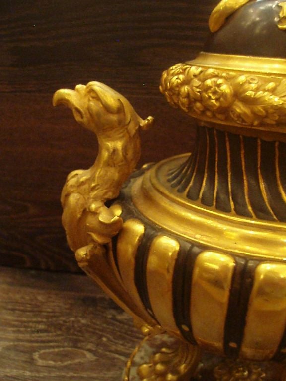 Francese Bruciatore d'incenso in bronzo patinato e dorato del XIX secolo molto decorativo in vendita