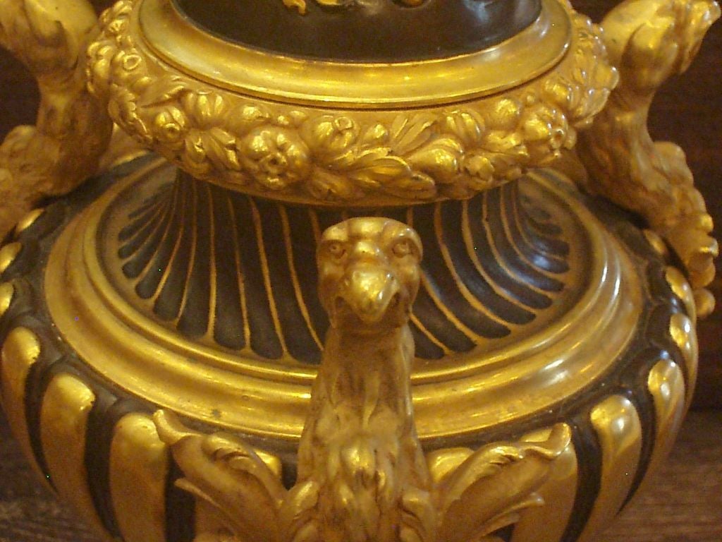 Bruciatore d'incenso in bronzo patinato e dorato del XIX secolo molto decorativo In condizioni ottime in vendita a Palm Beach, FL