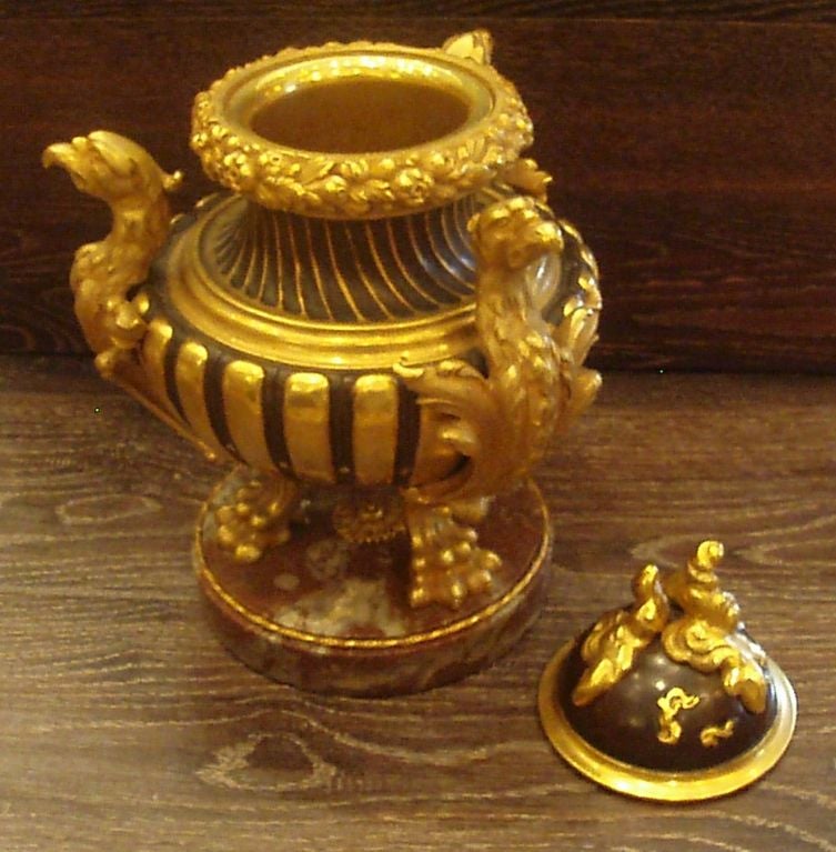 Bronzo Bruciatore d'incenso in bronzo patinato e dorato del XIX secolo molto decorativo in vendita