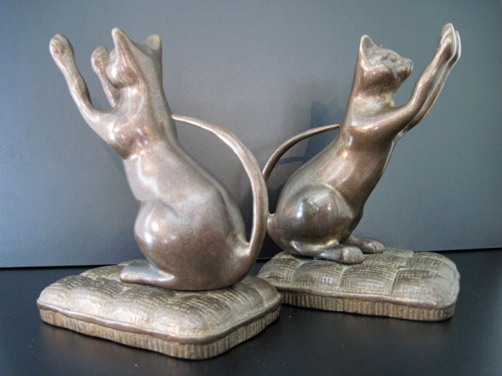 Whimsical pair of cat bookends made of bronze.