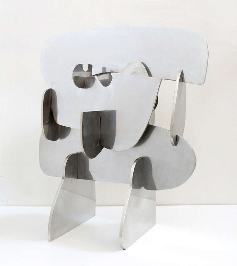 Chic et grande sculpture en aluminium massif poli de l'artiste Philippe Scrives, formé à Paris. L'œuvre de Scrives a été fortement influencée par des artistes comme Noguchi et Brancusi et des architectes comme Le Corbusier et Neutra. Les pièces