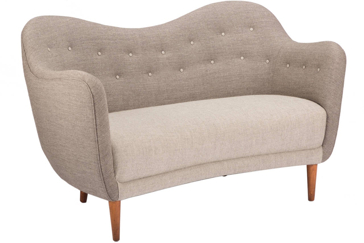 Le parfait canapé de Finn Juhls fabriqué par Bovirke en 1946. Remeublé avec un nouveau tissu Hallingdal. Design/One emblématique du Danemark en parfait état de restauration.