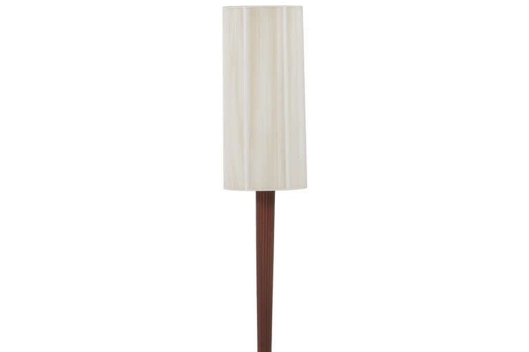 Early and elegant Kagan Tri-Symmetric floor lamp. Lamp with fluted walnut standard on a cast aluminum base with original silk shade. Manufactured by Kagan- Dreyfuss.