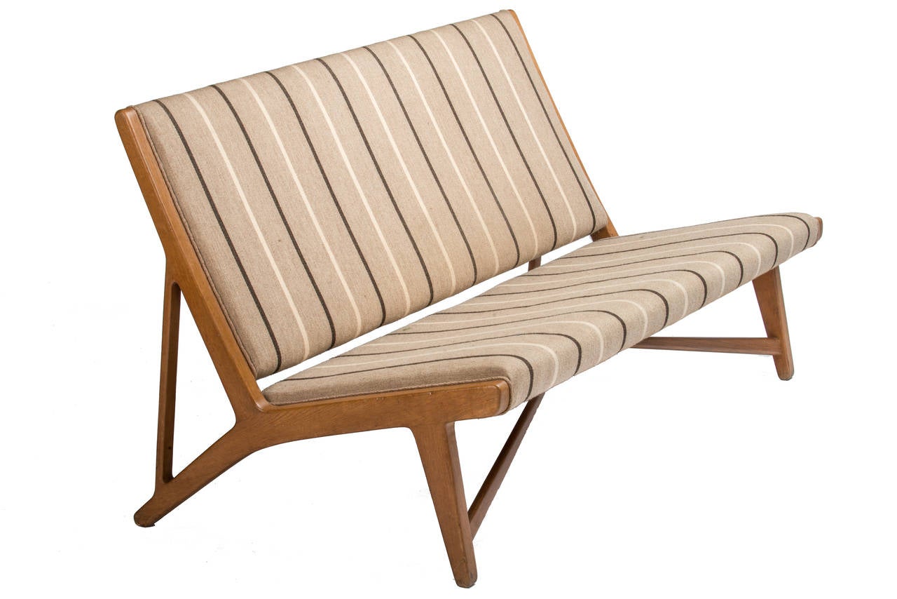 Beautiful and rare Wegner settee in oak and original upholstery manufactured by Johannes Hansen circa 1949.