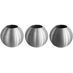 Trio de vases "boule" en aluminium filé Russel Wright de la première heure