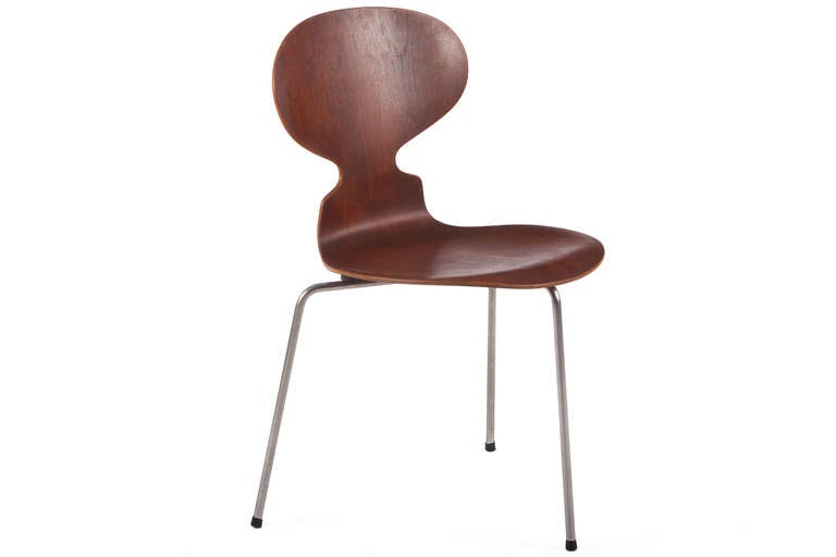 Sechs frühe dreibeinige Ameisenstühle von Arne Jacobsen für Fritz Hansen (Skandinavische Moderne) im Angebot