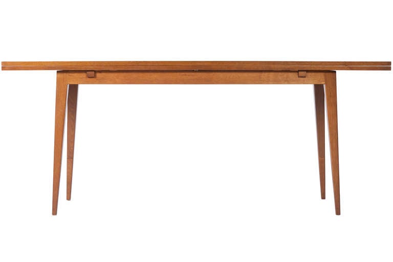 Wormley for Dunbar Console in Walnut with splayed legs Also functions as a small dining table. Signed with label. Invery good vintage condition
Closed: 17