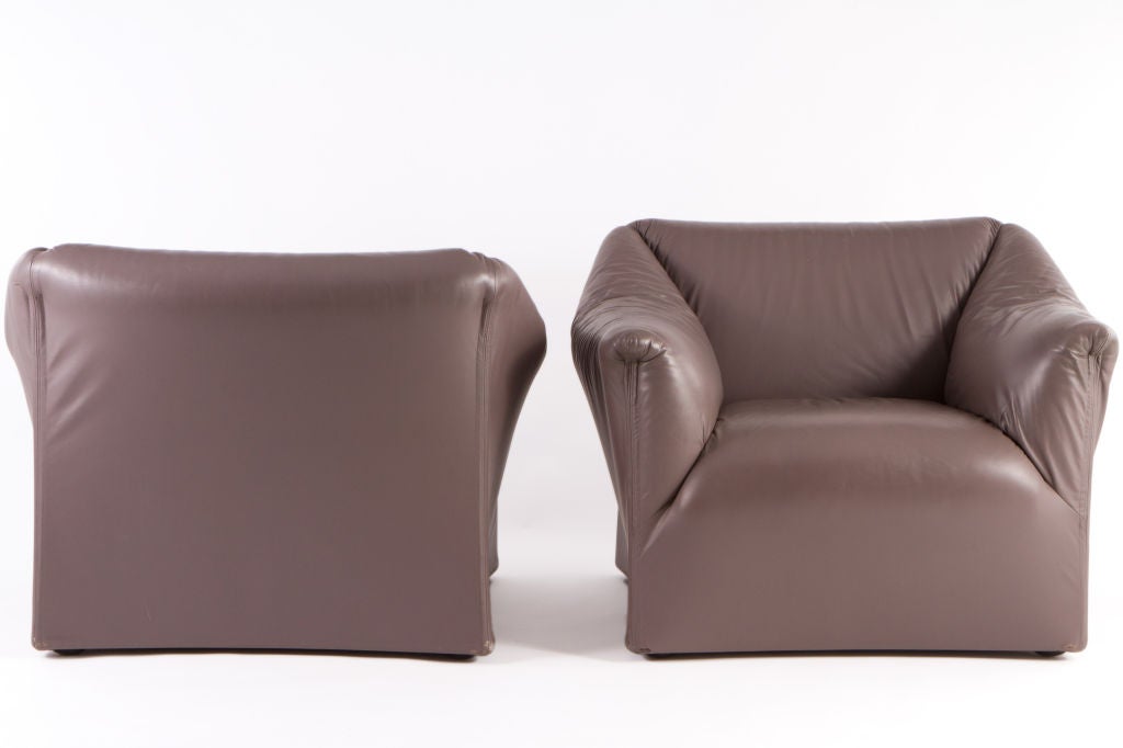 Pair of leather Tentazione lounge chairs designed Mario Bellini and manufactured by Cassina. Well made and extremely comfortable.