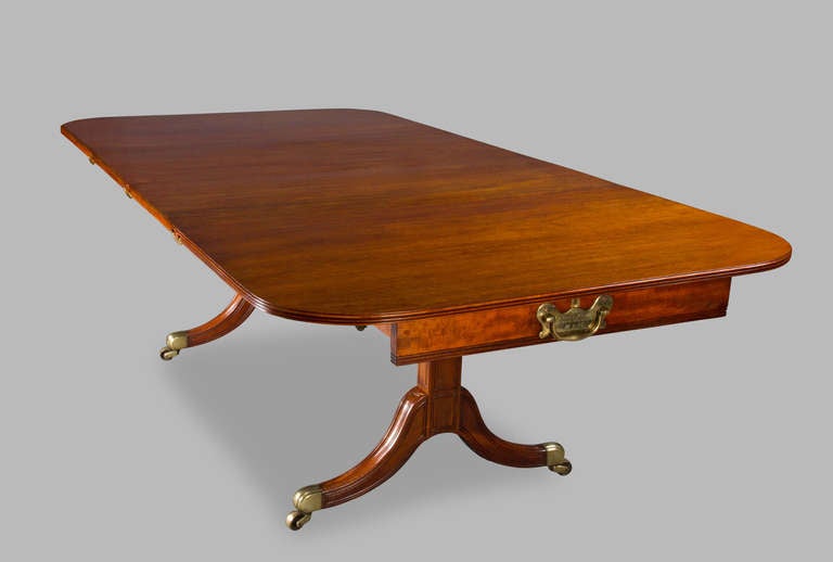 This very rare table extends with its two leaves to 92 2/3 inches (748 1/2