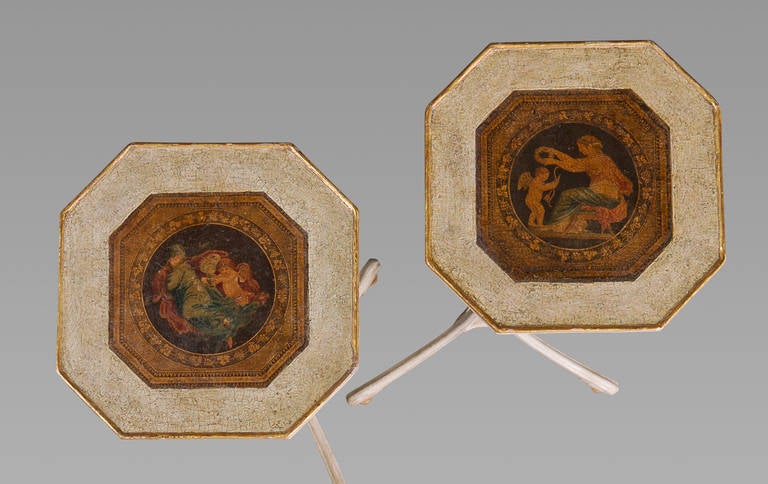 Attraktiver Paar weiß bemalter und teilweise vergoldeter Kerzenständer aus dem späten 18. Jahrhundert (Englisch) im Angebot
