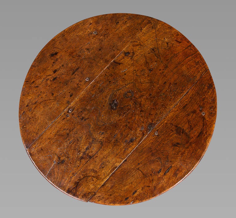 Fine 18th Century Elm and Oak Cricket Table In Excellent Condition For Sale In New York, NY