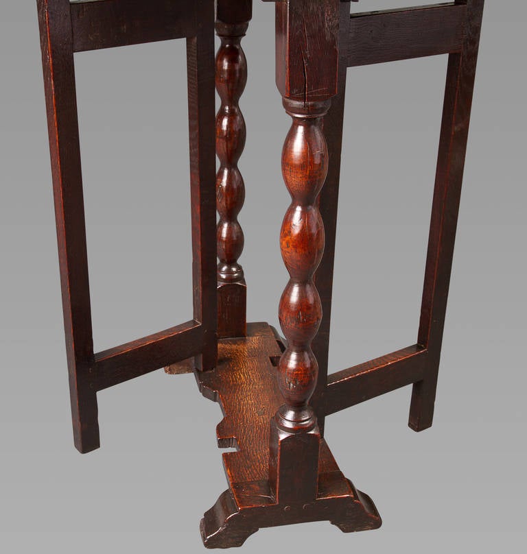 Diminutive 17th Century Oak Gateleg Side Table In Excellent Condition For Sale In New York, NY