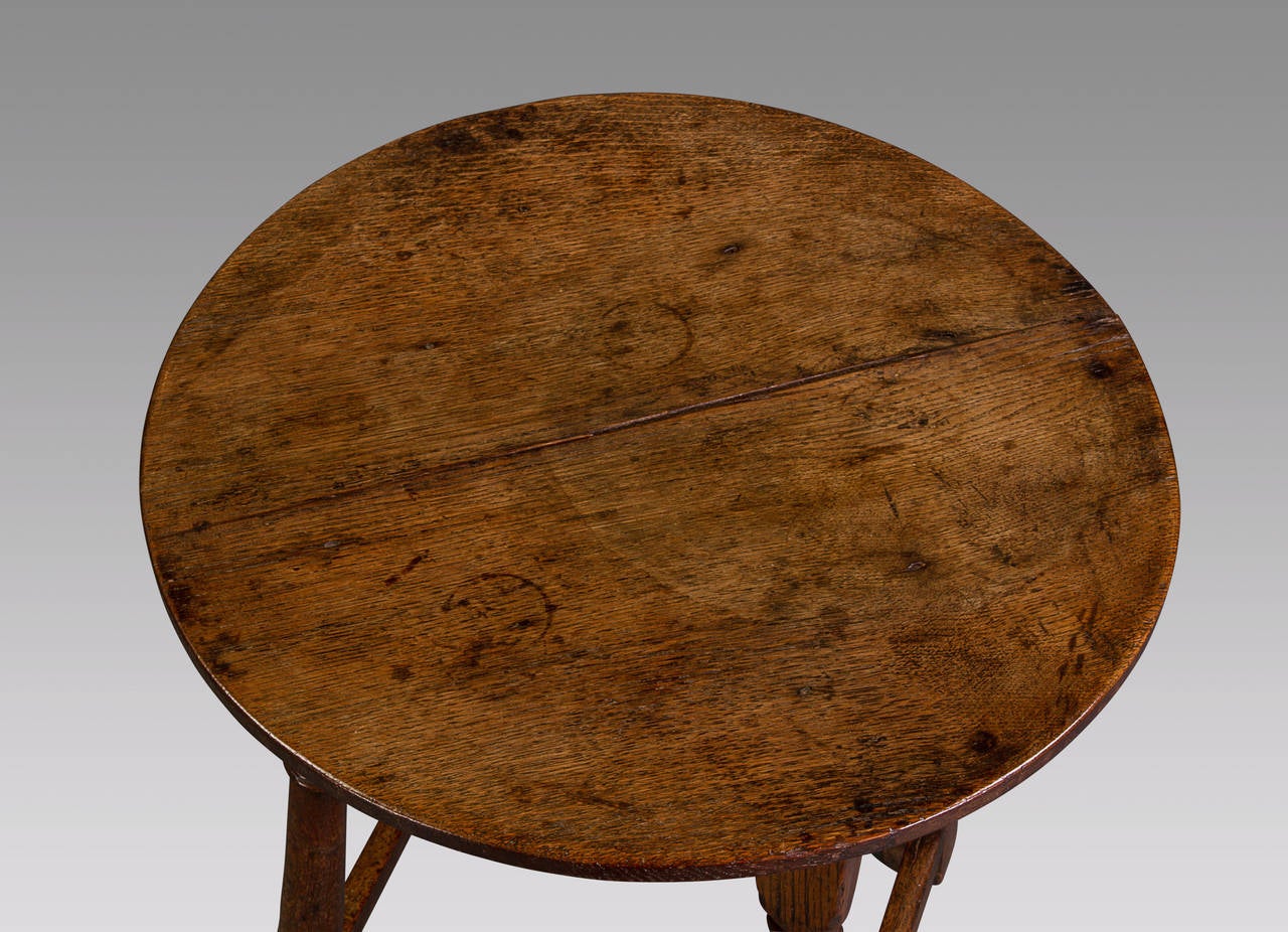 Country Mid-18th Century Small Oak Tavern Table For Sale