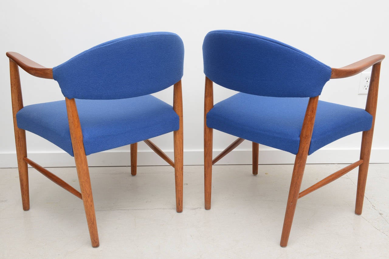 20th Century Pair of Danish Modern Mid-Century Teak and Oak Armchairs For Sale