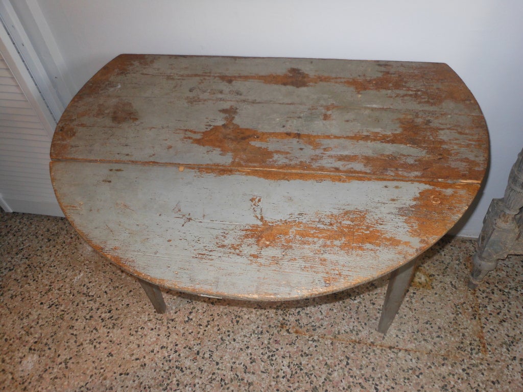 Swedish Antique Drop-Leaf Table in Original Paint. 18th Century In Good Condition For Sale In West Palm Beach, FL