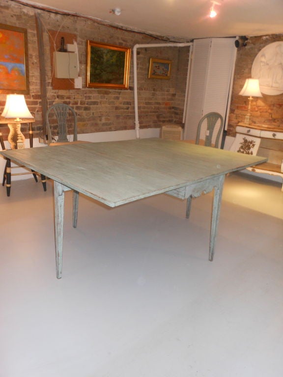 19th Century Swedish Antique Painted Drop-Leaf Table In Excellent Condition For Sale In West Palm Beach, FL
