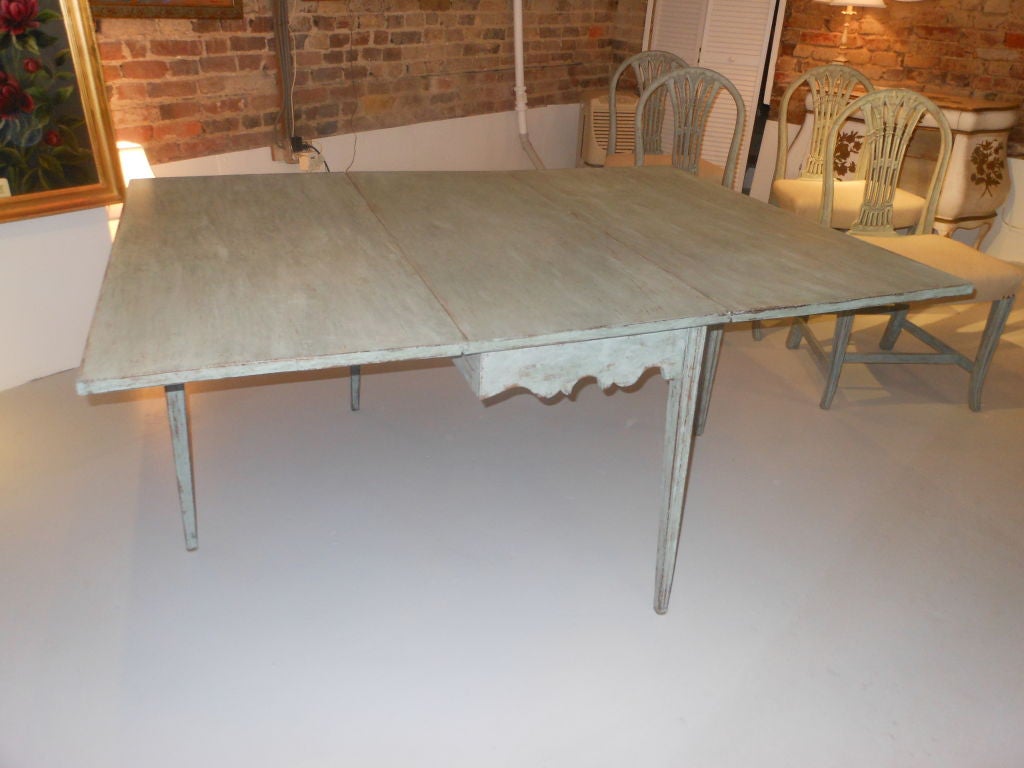19th Century Swedish Antique Painted Drop-Leaf Table For Sale 2