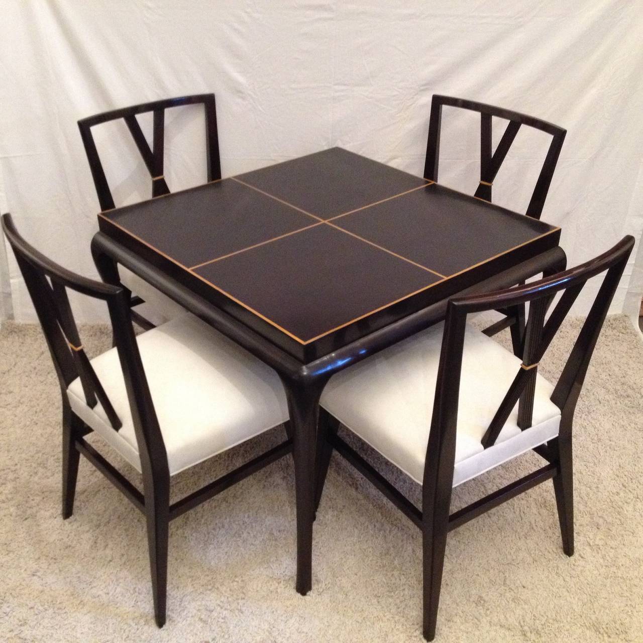Tommi Parzinger Kartentisch oder kleiner Esstisch und vier Stühle mit doppelter X-Rückenlehne, seltene dunkle Mahagoni Hollywood Intarsienplatte.
Tischgröße: 36 x 36 29