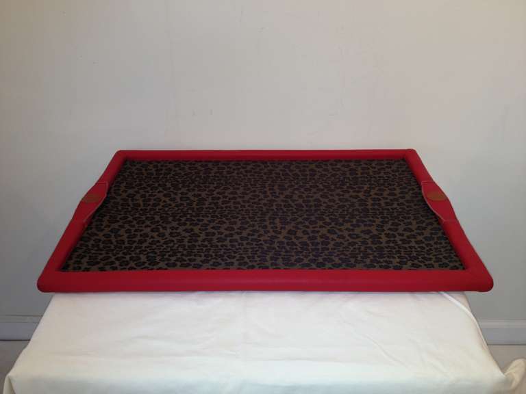 Plateau de bar en cuir rouge et verre imprimé léopard Fendi Excellent état - En vente à Westport, CT