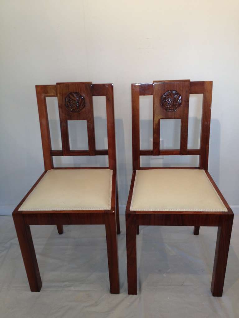 European Art Deco set 6 nice lacquered mahogany dining chairs, creme leather seat top.