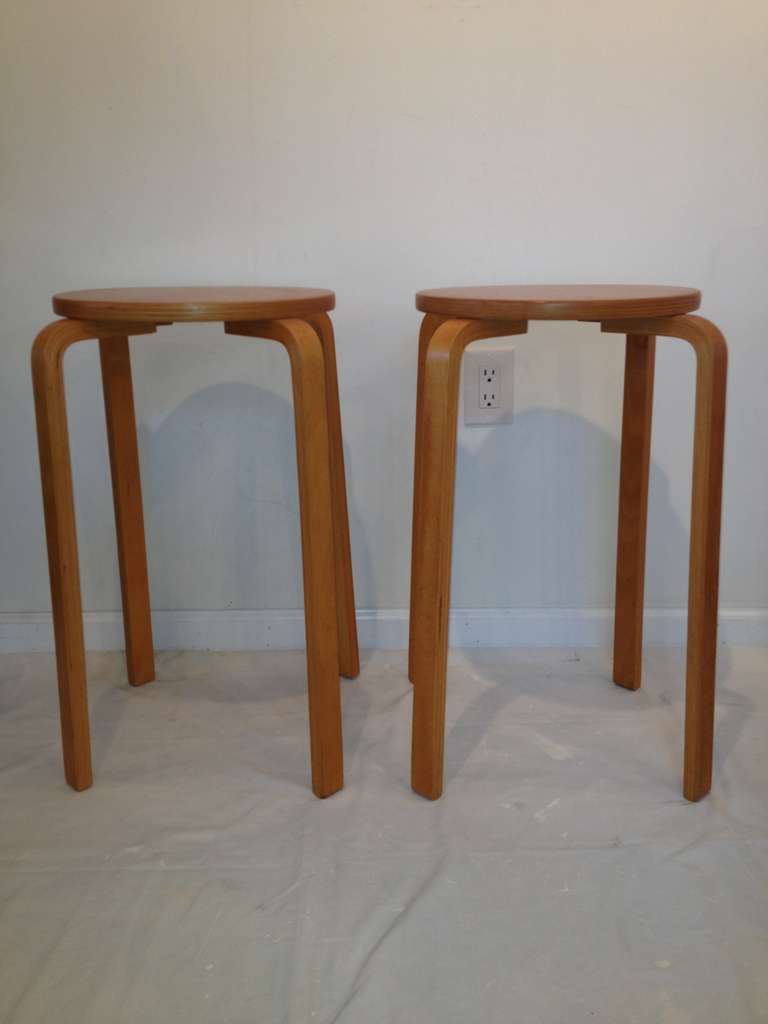 Mid-Century Modern Alvar Aalto  Tabouret/tables de style 63 bois cintré en vente