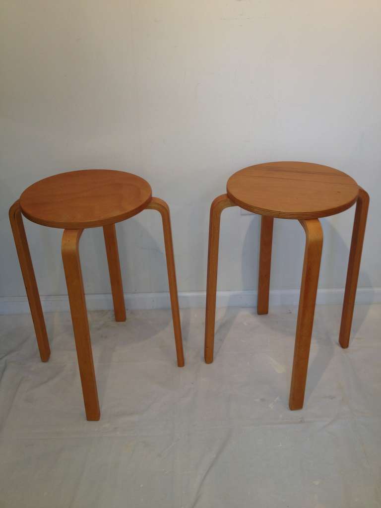 Tabouret /Tables style Alvar Aalto design no 63 en bois courbé finition bouleau /pourrait être utilisé comme tables ou caissons,vintage en très bon état,hauteur inhabituelle.