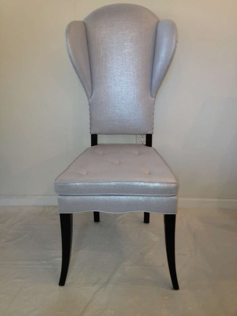 Ein Paar Stühle im Stil von Tommi Parzinger, 1940. Nailhead schlanke hohe gestaltete Stühle, elegant und restauriert genau wie gepolstert, seltenes Design und aus einem Haus meist von Parzinger eingerichtet. Die Stühle sind nicht gekennzeichnet und