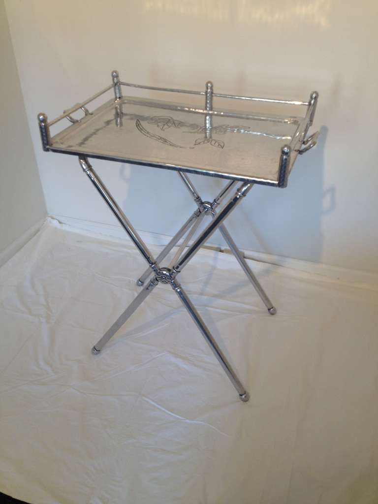20ième siècle Paire de tables à plateaux de bar pliantes en aluminium poli Everlast en vente