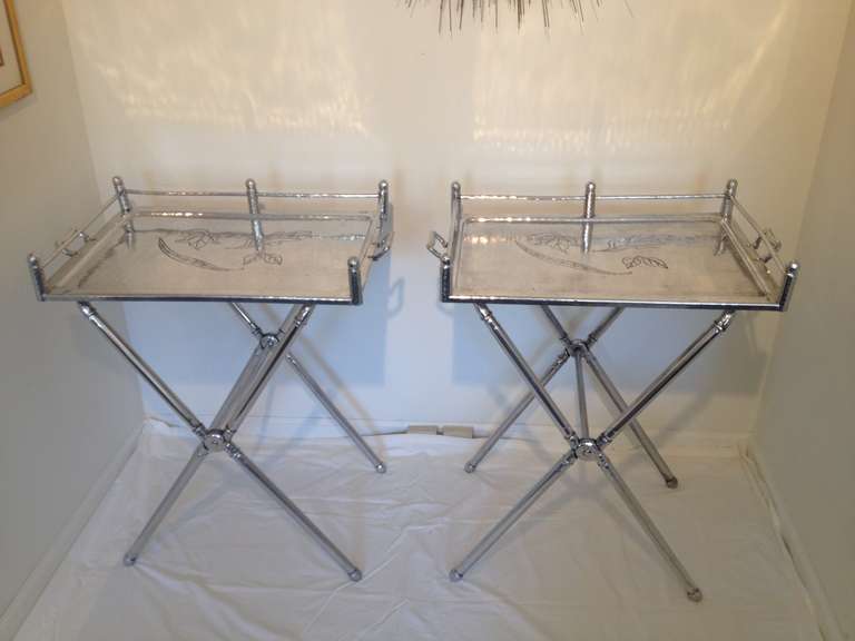 Mid-Century Modern Paire de tables à plateaux de bar pliantes en aluminium poli Everlast en vente