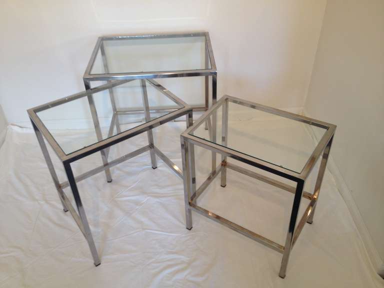 Américain Tables gigognes de style Milo Baughman avec plateau en verre chromé poli en vente