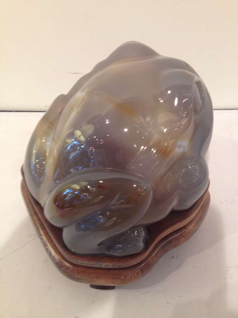 Large Agate with captured water Chinese Frog In Excellent Condition In Westport, CT