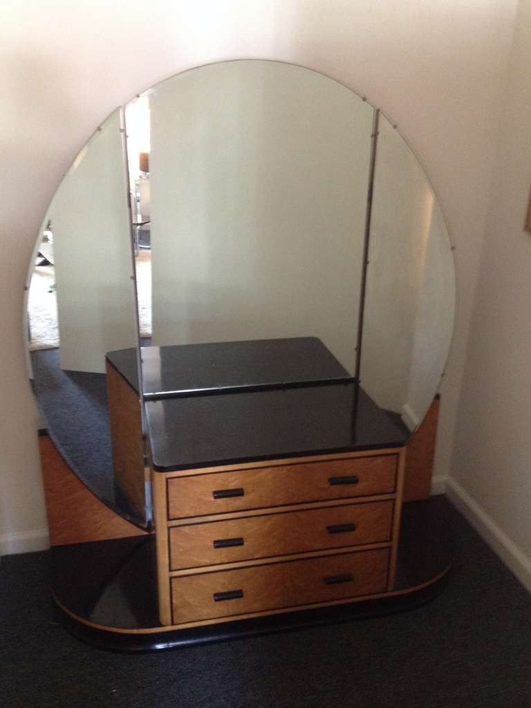 French Art Deco Elegant Vanity with Adjustable Mirrored Sides In Good Condition In Westport, CT