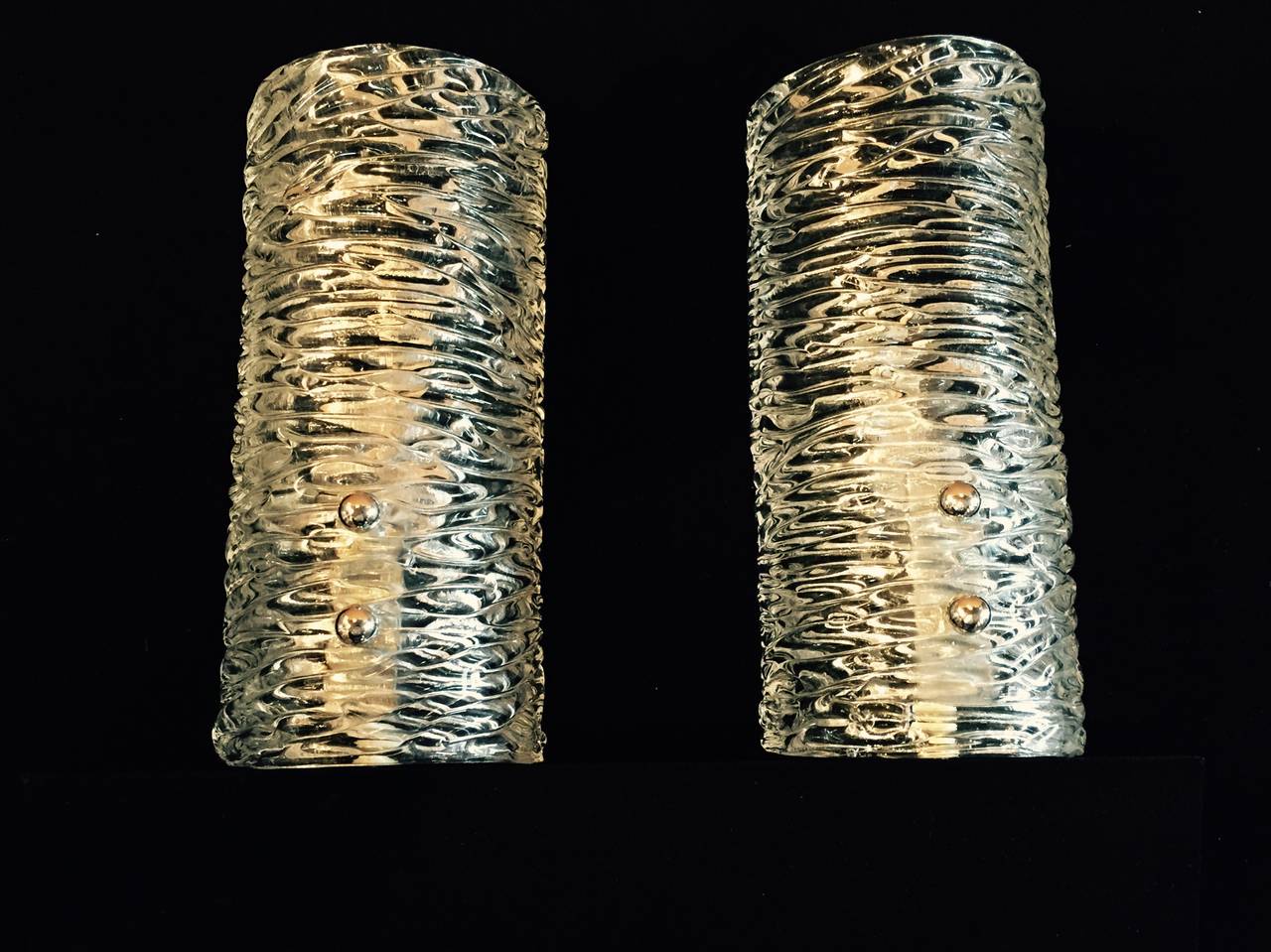 Carl Fagerlund pour Orrefors, paire d'appliques modernistes en verre moulé ondulé en forme de demi-lune avec boule en chrome poli.